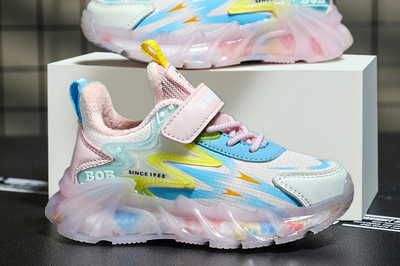 Laste tossud tüdrukutele - paelte ja plaastritega