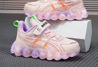 Laste tossud tüdrukutele - paelte ja plaastritega