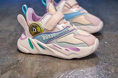 Jauna modeļa ādas kedas meitenēm ar uzrakstu un velcro aizdari