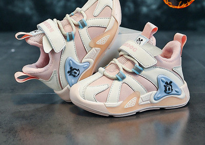 Kožne dječje tenisice s aplikacijom i natpisom za dječake