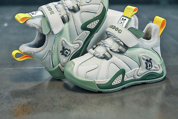 Dječje tenisice za dječake - sa natpisom