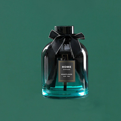 A 200 ml-es üres diffúzoros üveg és az aromaterápiás üvegpalack fekete aluminit kört és műanyag fedelet, valamint címkét és csípőt tartalmaz