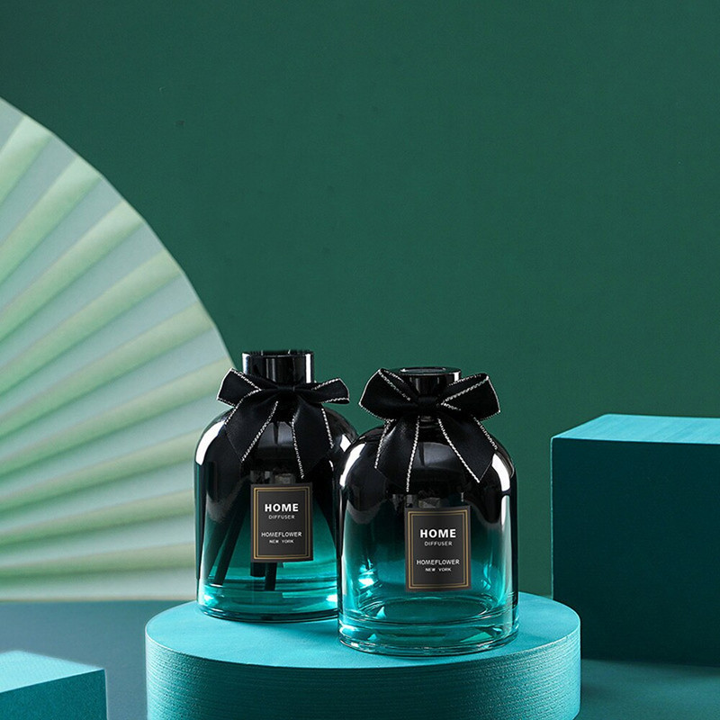 A 200 ml-es üres diffúzoros üveg és az aromaterápiás üvegpalack fekete aluminit kört és műanyag fedelet, valamint címkét és csípőt tartalmaz