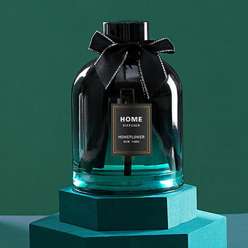 A 200 ml-es üres diffúzoros üveg és az aromaterápiás üvegpalack fekete aluminit kört és műanyag fedelet, valamint címkét és csípőt tartalmaz