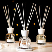 Ajándék Immortal Flower aromaterápiás diffúzor 100 ml otthoni illatú fehér rattan pálcikákkal és kerámia kupakkal Reed diffúzor otthonra