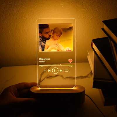 Individualizuotas nuotraukų rėmelis iš akrilo drožyba Individualizuoto medinio paveikslo rėmelio dekoravimas su USB lempute Motinos dienos Valentino dovana