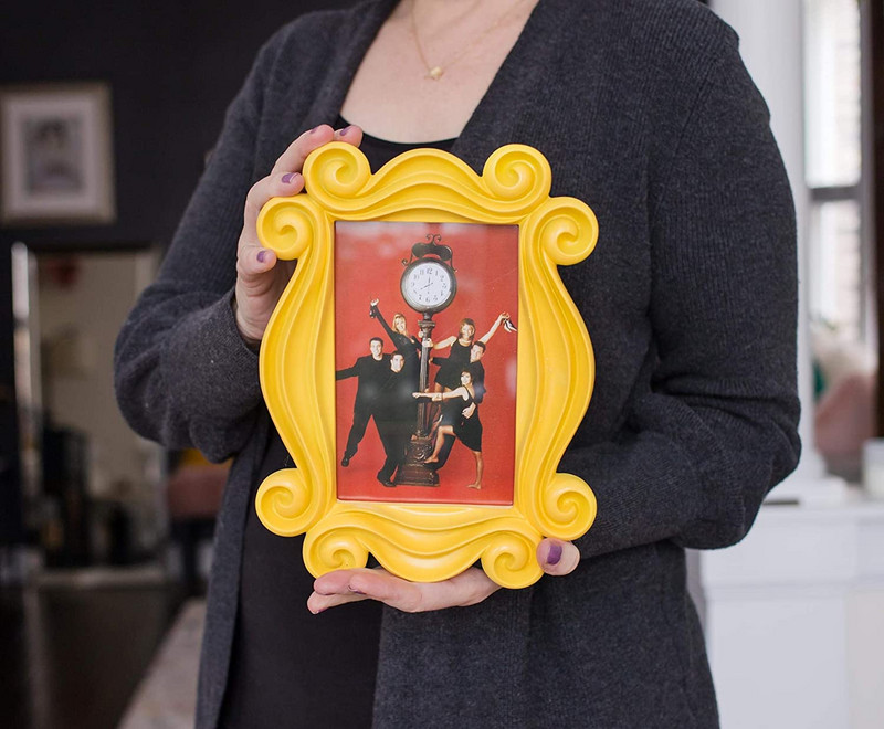 Телевизионно шоу Friends Yellow Door Полирезинова рамка за снимки със стойка | Висящ дисплей за картини Домашен декор за плот на бюро, галерия