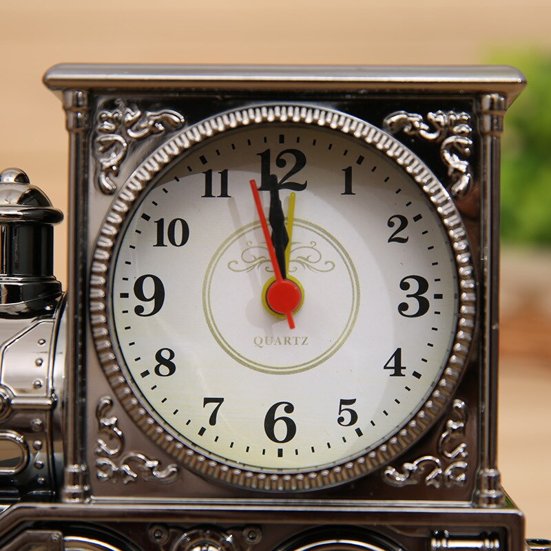 Klasikinio vintažinio stiliaus retro lokomotyvo dizaino žadintuvas, stalinis stalinis laikrodis, namų biuro dekoras