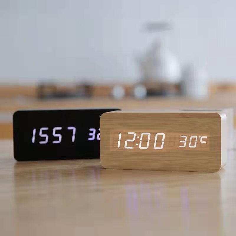Daugiaspalvis garso valdymas medinis medinis kvadratinis LED žadintuvas stalinis stalinis skaitmeninis termometras medinis USB/AAA datos ekranas