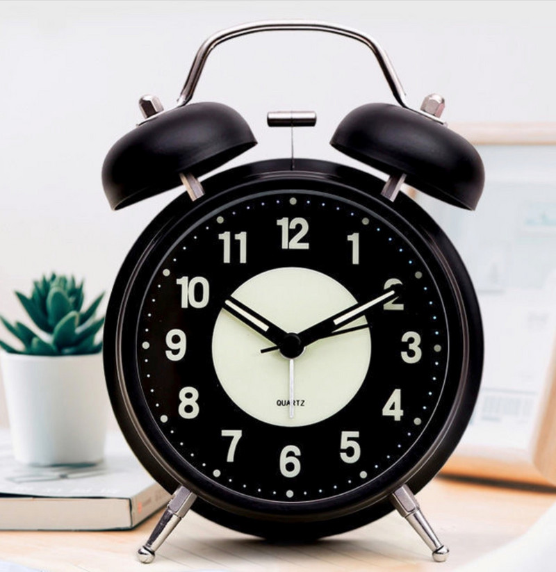 Tylus netiksėti analoginis kvarcinis 4 colių baterijomis veikiantis dviejų varpelių garsus žadintuvas su foniniu apšvietimu miegamajam