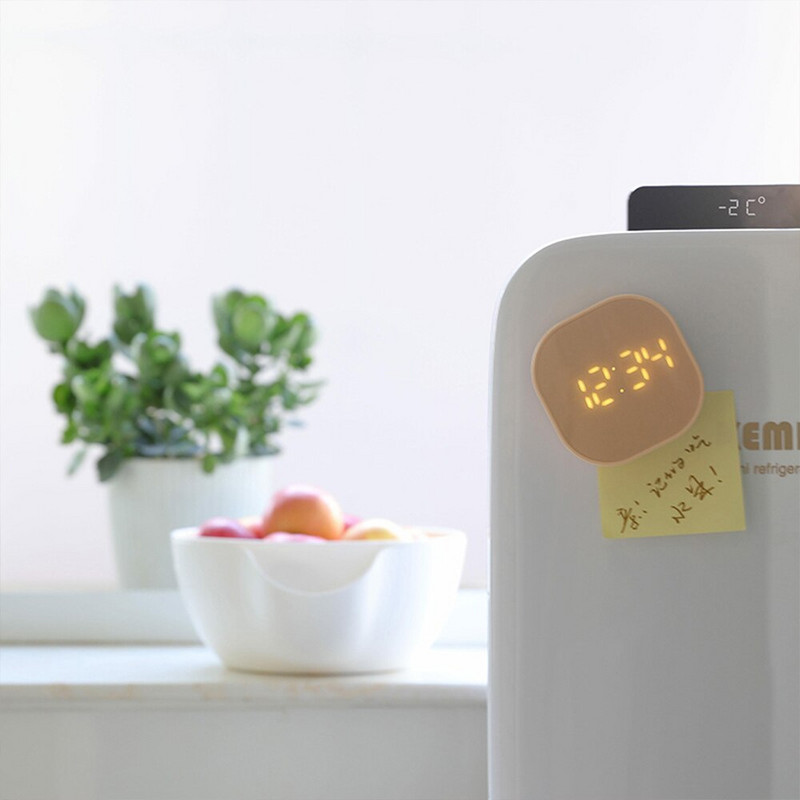 Az új négyzet alakú háromszínű elektronikus ébresztőóra intelligens hőmérséklet-kijelző mágnesesen felhúzható a konyhában