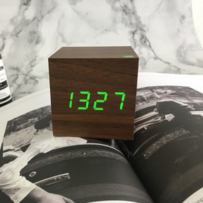 Fából készült digitális LED ébresztőóra hangvezérlés USB/AAA tápellátású elektronikus asztali óra többfunkciós hőmérsékletű asztali óra dekoráció