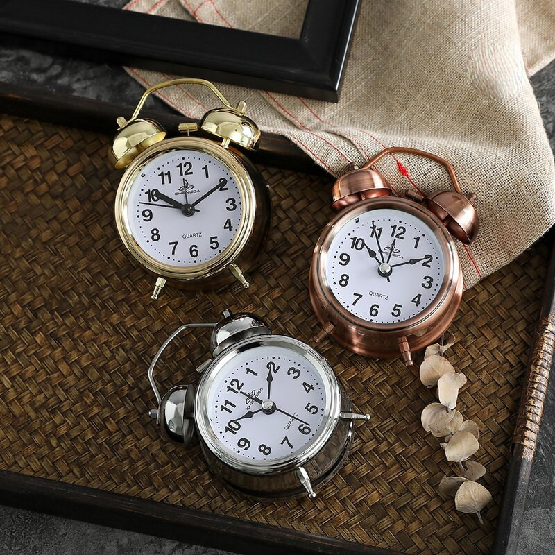 3 hüvelykes klasszikus ébresztőóra Vintage retro, csendes mutatós órák Hangos ébresztőóra kettős csengő éjszakai világítással, éjjeli hálószoba