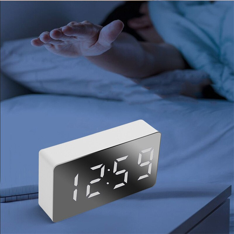 LED tükör Digitális MINI ébresztőóra Szundi asztali óra Ébresztő némítás Naptár Fényszabályozható elektronikus asztali órák Az USB-nek működnie kell