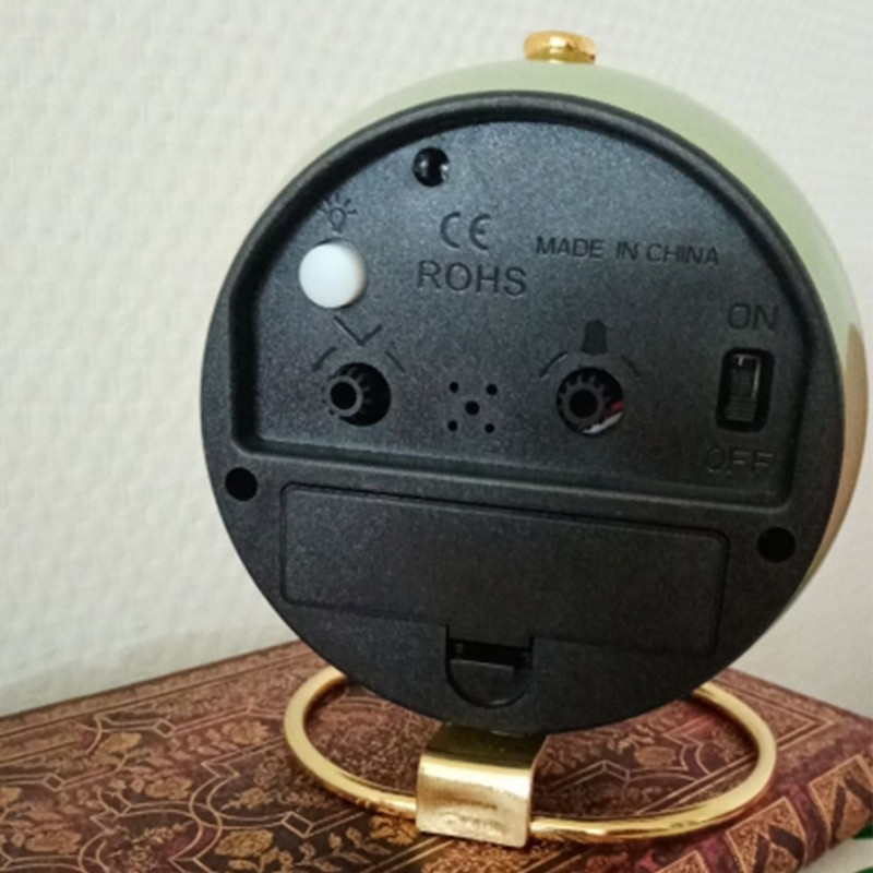 Paprastas retro stiliaus su naktinės lemputės baterijomis veikiantis judesys tylus miego treniruoklis Kvarcinis stalinis laikrodis žadintuvas