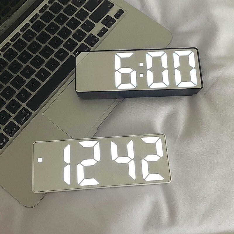 CuteLife Šviečiantis plastikinis išmanusis veidrodinis žadintuvas Vaikų valdymo balsu kalendorius LED stalinis laikrodis Namų dekoravimas prie lovos laikrodis