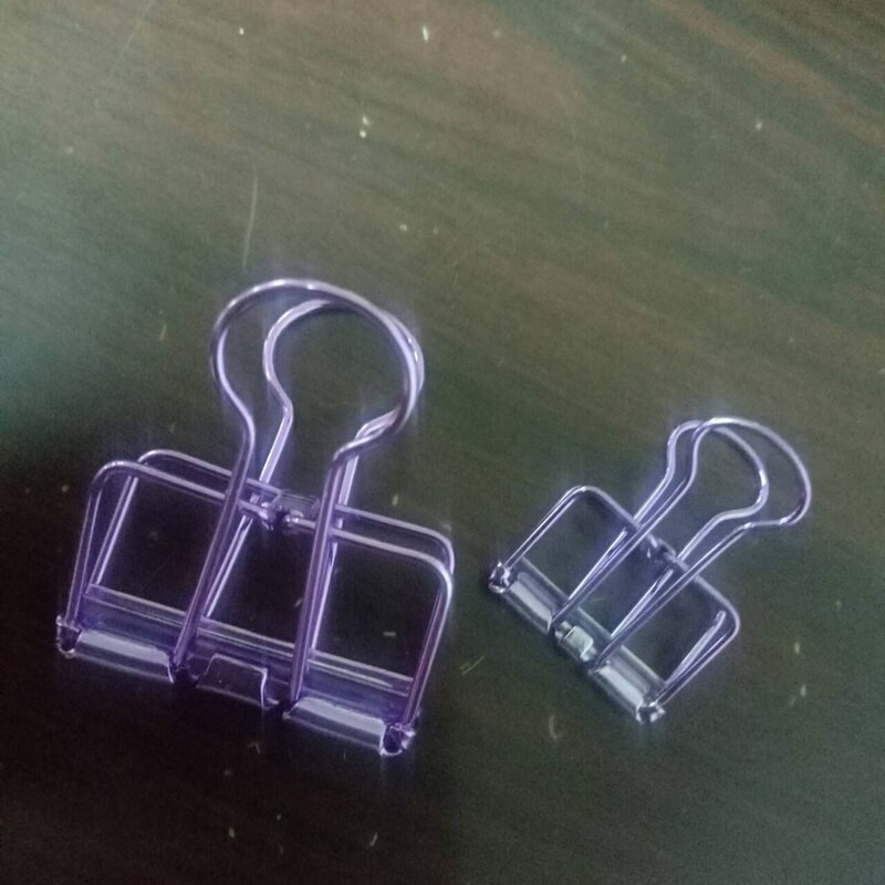 Paprastas metalinis tuščiavidurio uodegos sąvaržos sąvaržos laikiklis biuro rankos sąskaitos spalvos ilgas uodegos segtukas Studento bandomojo popieriaus laikiklis