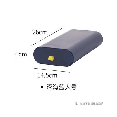 Lipnus pieštukų dėklas po rašomuoju stalčiumi.