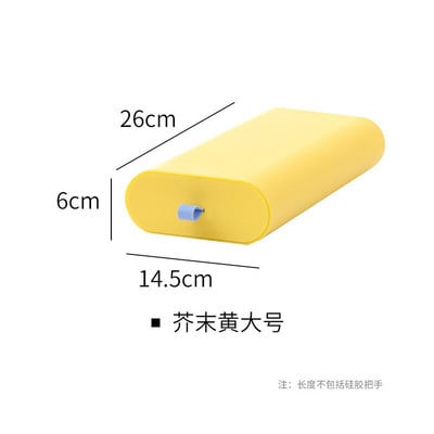 Lipnus pieštukų dėklas po rašomuoju stalčiumi.