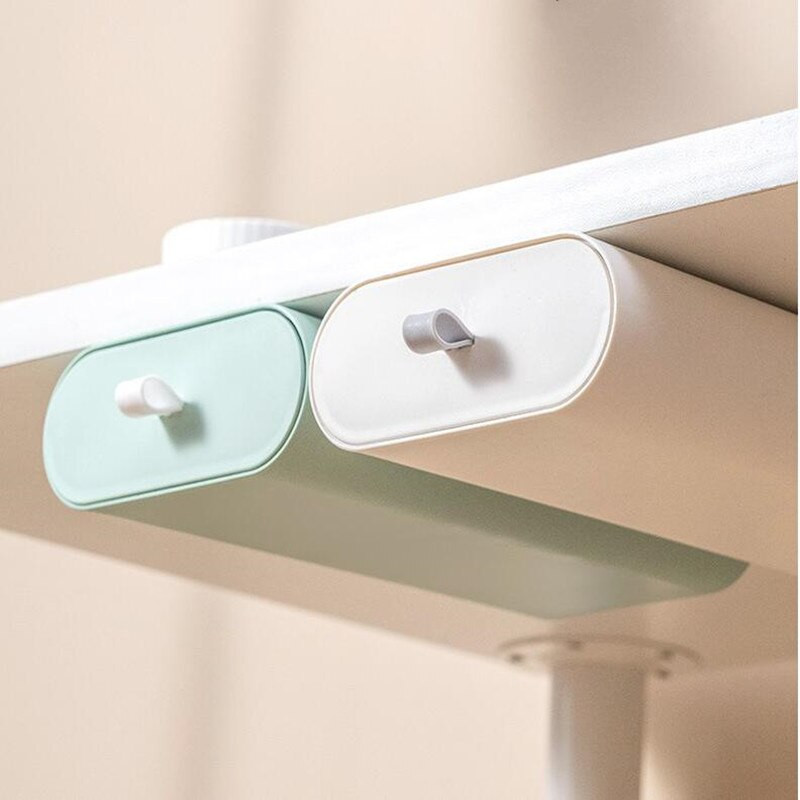 Lipnus pieštukų dėklas po rašomuoju stalčiumi.