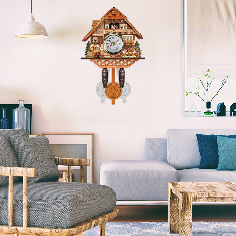 Senovinis gegutės sieninio laikrodžio varpelio dekoras, sieninis montavimas mediniame name Laikraštis, amatas, buitinis žadintuvo laikmatis