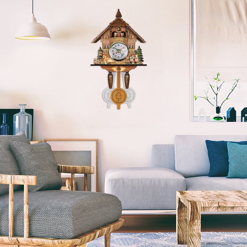 Senovinis gegutės sieninio laikrodžio varpelio dekoras, sieninis montavimas mediniame name Laikraštis, amatas, buitinis žadintuvo laikmatis