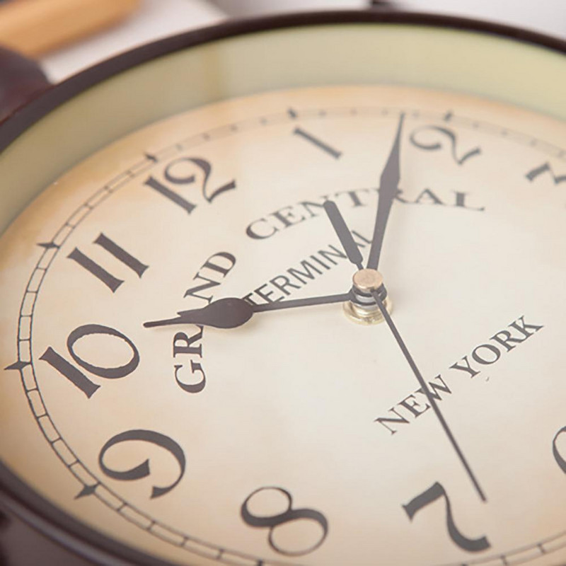 Dekoratyvinis laikrodis europietiško stiliaus, rūdims atsparus kaustytomis geležies baterijomis veikiantis netiksėjantis retro dvipusis sieninis laikrodis namams