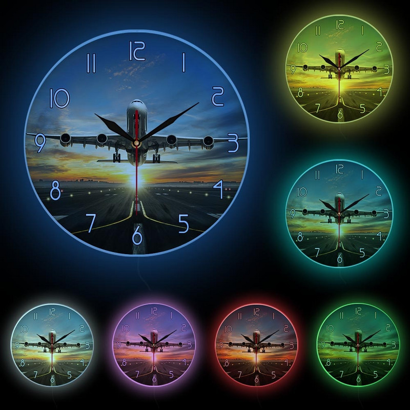 Hatalmas, kétszintes kereskedelmi sugárhajtású falióra, kereskedelmi repülőgép kifutópályán, drámai naplemente fényében, modern lakberendezésben