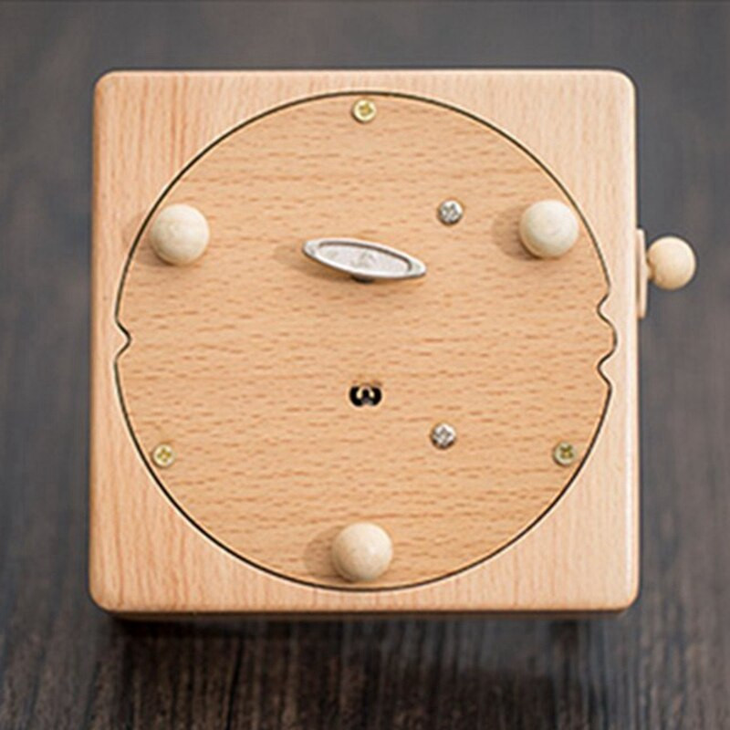 Puidust muusikalikarp, millel on mägitunnel ja väikesed liikuvad magnetrongimängud