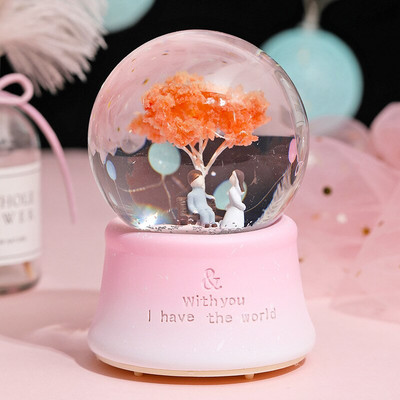 Kūrybinės dovanos poros medžio blykstės krištolinio rutulio dekoravimo muzikos dėžutė, skirta siųsti studento merginai dovaną, miegamojo dekoravimo sniego gaublį