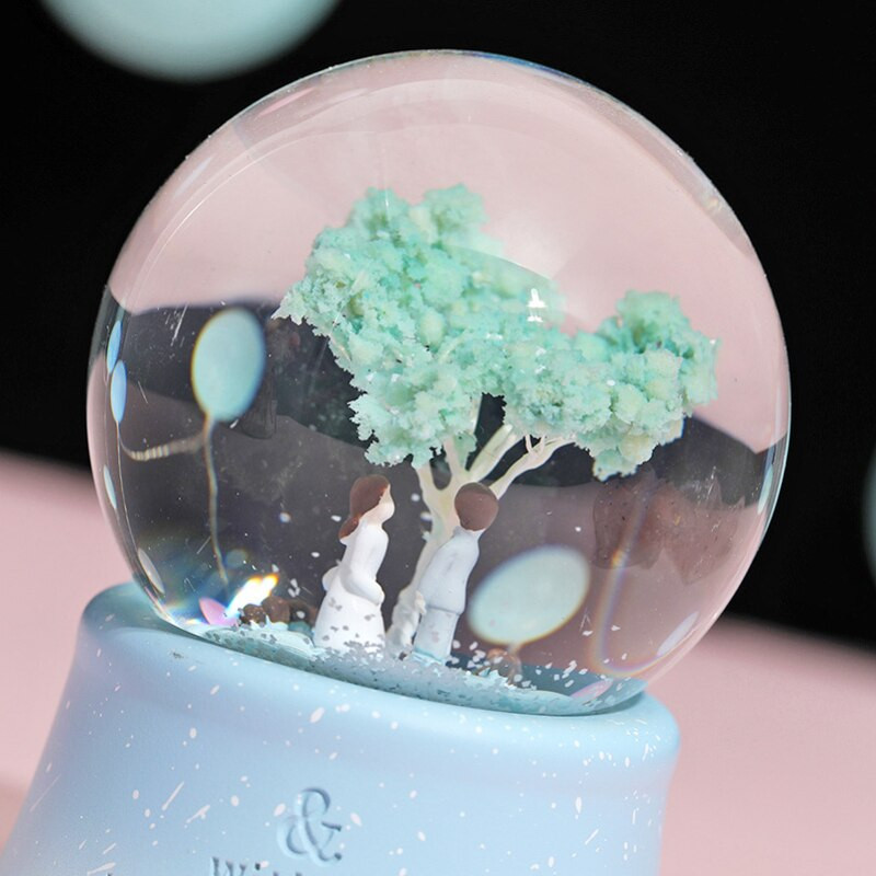 Kūrybinės dovanos poros medžio blykstės krištolinio rutulio dekoravimo muzikos dėžutė, skirta siųsti studento merginai dovaną, miegamojo dekoravimo sniego gaublį