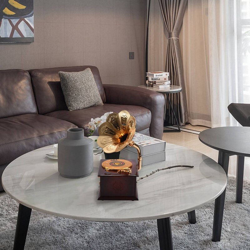 Gramofoni kujuga klassikaline vana muusikakast Käsivända tüüp muusikakasti liikumine Romantiline jõulukingitus, kohaletoimetamine