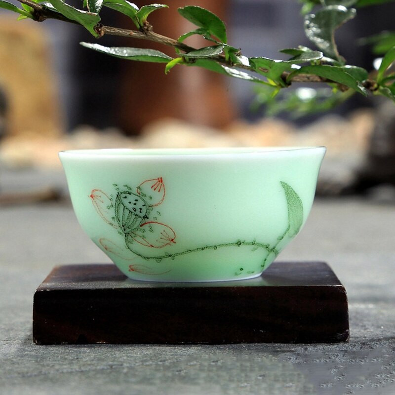40 ml Celadon Kinijos kung fu arbatos puodelis Lotoso sėklų/kraštovaizdžio Pu'er puodeliai Rankomis dažyti keraminiai reljefiniai karpiniai maži žuvies arbatos puodeliai