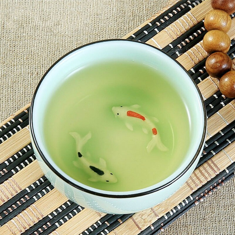 80 ml-es Celadon Kínai teáscsésze zöld/kék, kézzel festett, dombornyomott Halak csésze Jingdezhen Kaolin Kerámia Pu'er Teáscsésze Nagyker
