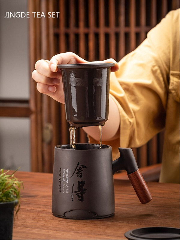 Tradicinis kiniškas purpurinio molio arbatos puodelis su dangteliu ir sieteliu rankų darbo arbatos puodelis Yixing Zisha arbatos puodelis masyvios medienos rankenomis arbatos virimo aparatas