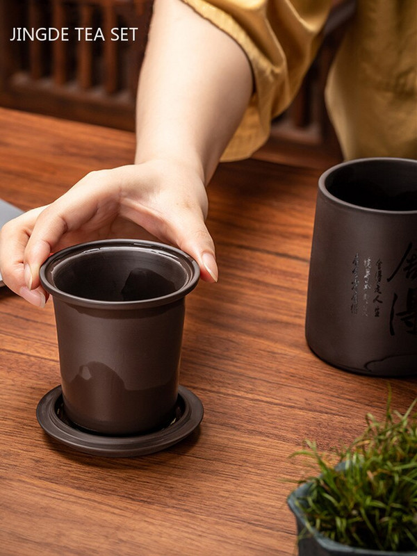 Tradicinis kiniškas purpurinio molio arbatos puodelis su dangteliu ir sieteliu rankų darbo arbatos puodelis Yixing Zisha arbatos puodelis masyvios medienos rankenomis arbatos virimo aparatas