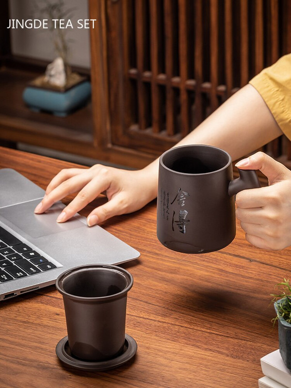 Tradicinis kiniškas purpurinio molio arbatos puodelis su dangteliu ir sieteliu rankų darbo arbatos puodelis Yixing Zisha arbatos puodelis masyvios medienos rankenomis arbatos virimo aparatas