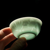 Kézzel készített kék-fehér porcelán árnyékkék faragott láthatatlan lótusz mintás teáscsésze mester csésze teáscsésze kerámia