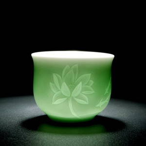 Kézzel készített kék-fehér porcelán árnyékkék faragott láthatatlan lótusz mintás teáscsésze mester csésze teáscsésze kerámia