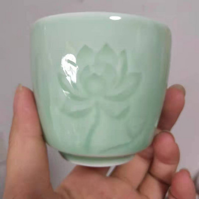 Kézzel készített kék-fehér porcelán árnyékkék faragott láthatatlan lótusz mintás teáscsésze mester csésze teáscsésze kerámia