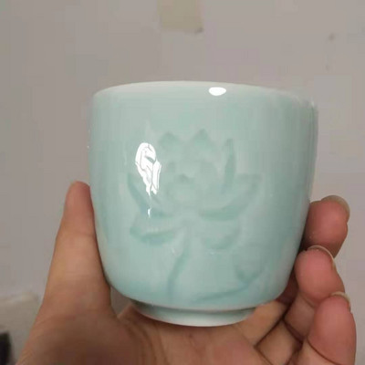 Kézzel készített kék-fehér porcelán árnyékkék faragott láthatatlan lótusz mintás teáscsésze mester csésze teáscsésze kerámia