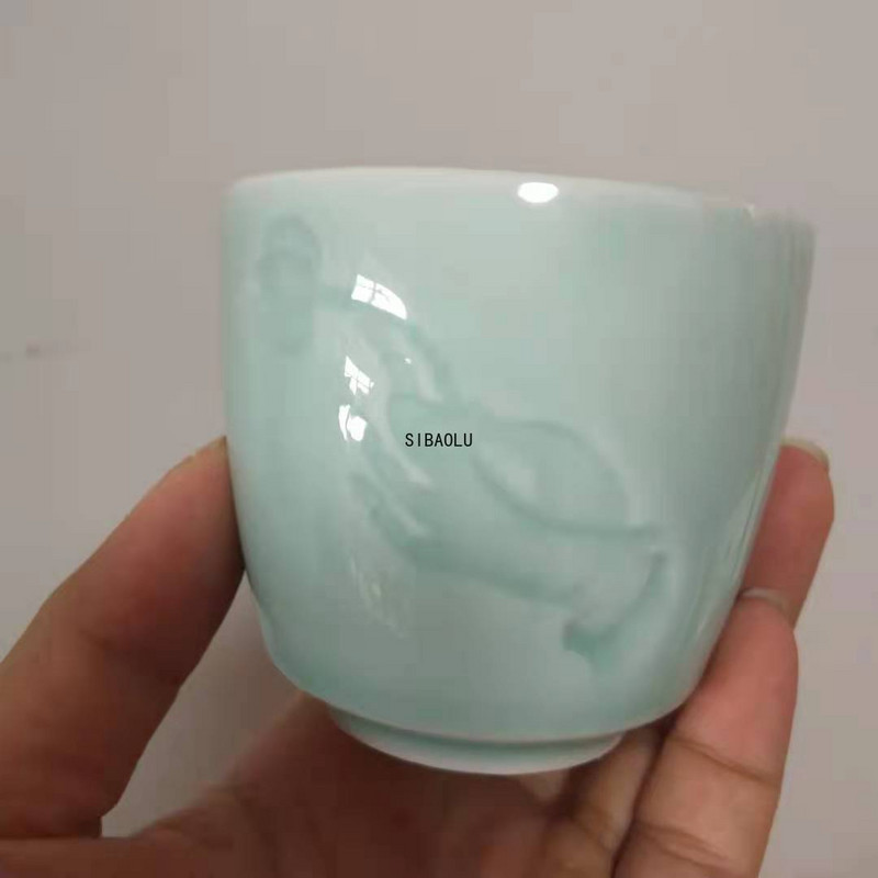 Kézzel készített kék-fehér porcelán árnyékkék faragott láthatatlan lótusz mintás teáscsésze mester csésze teáscsésze kerámia