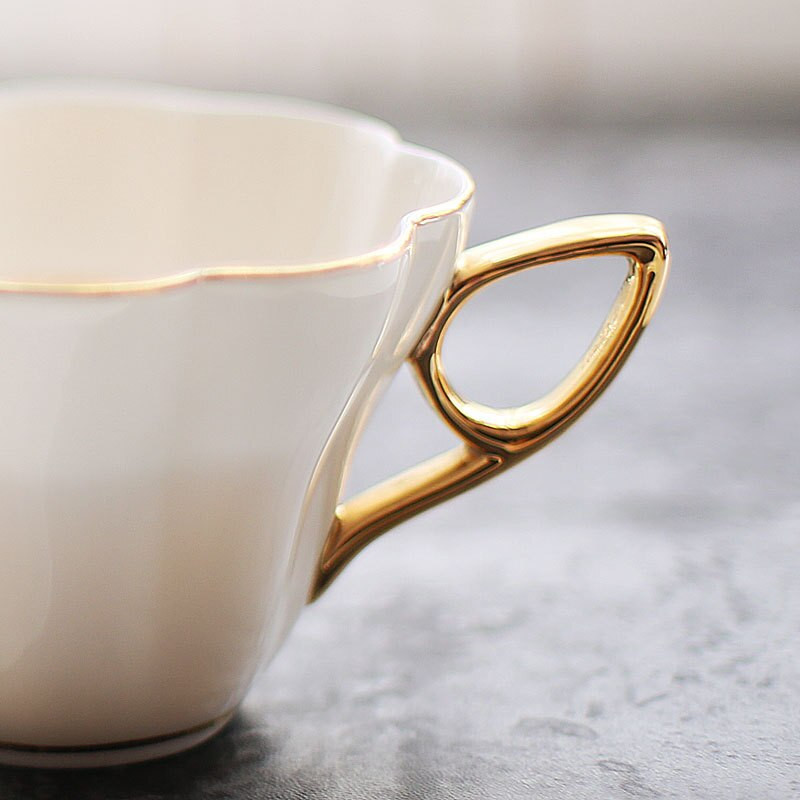 Bone China délutáni teáscsésze Csúcskategóriás, arany festésű brit fekete tea kávéscsészék és csészealj készlet 180 ml-es kerámia eszpresszó csésze