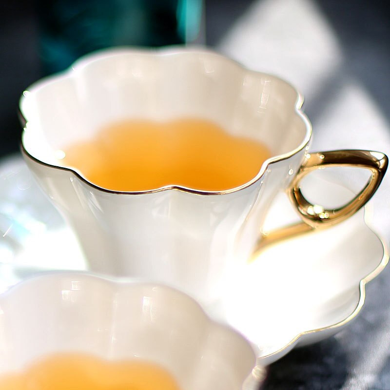 Bone China délutáni teáscsésze Csúcskategóriás, arany festésű brit fekete tea kávéscsészék és csészealj készlet 180 ml-es kerámia eszpresszó csésze