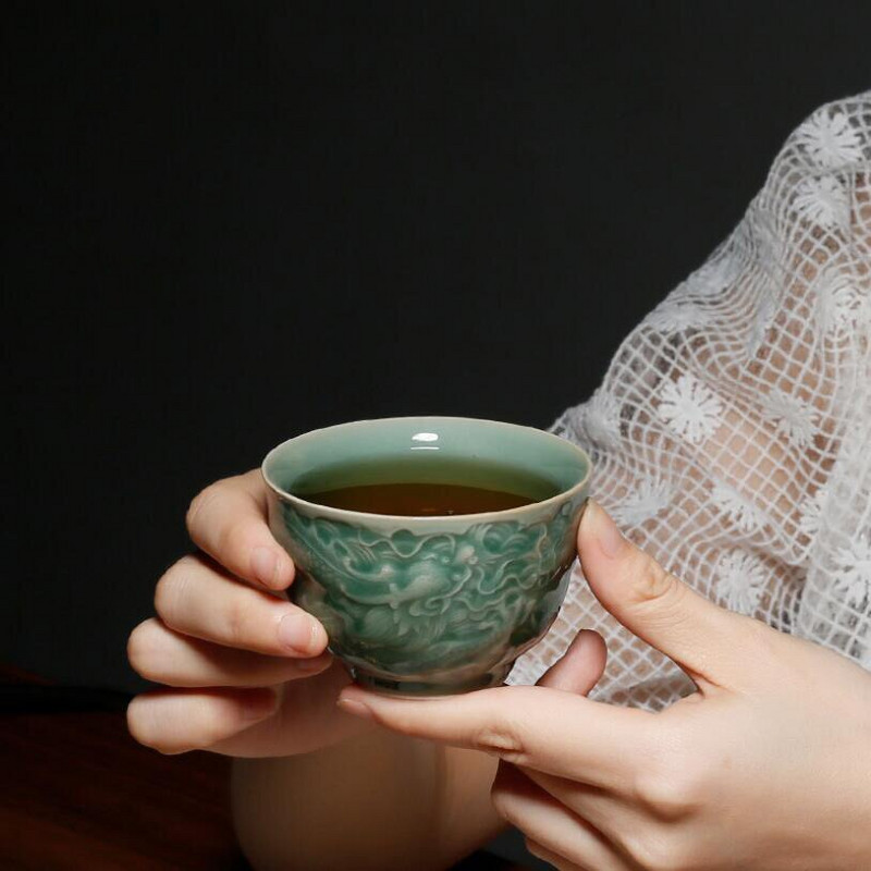 PINNY 85 ml kerámia dombornyomott sárkány teáscsészék Celadon Kung Fu Master Cup hagyományos kínai hőálló ivóedények