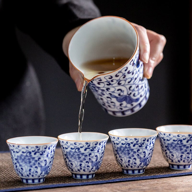 2db/szett 40 ml-es kínai stílusú kék-fehér porcelán teáscsésze Master Cup kézzel készített virág kerámia teáscsésze háztartási kung fu teás edény