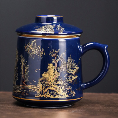 Modern, minimalista kerámia teáscsésze fedéllel és szűrőelválasztó csészével. Porcelán irodai ajándék