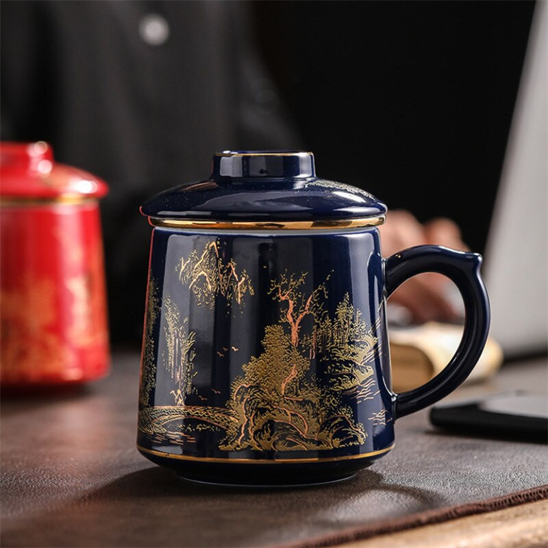 Modern, minimalista kerámia teáscsésze fedéllel és szűrőelválasztó csészével. Porcelán irodai ajándék