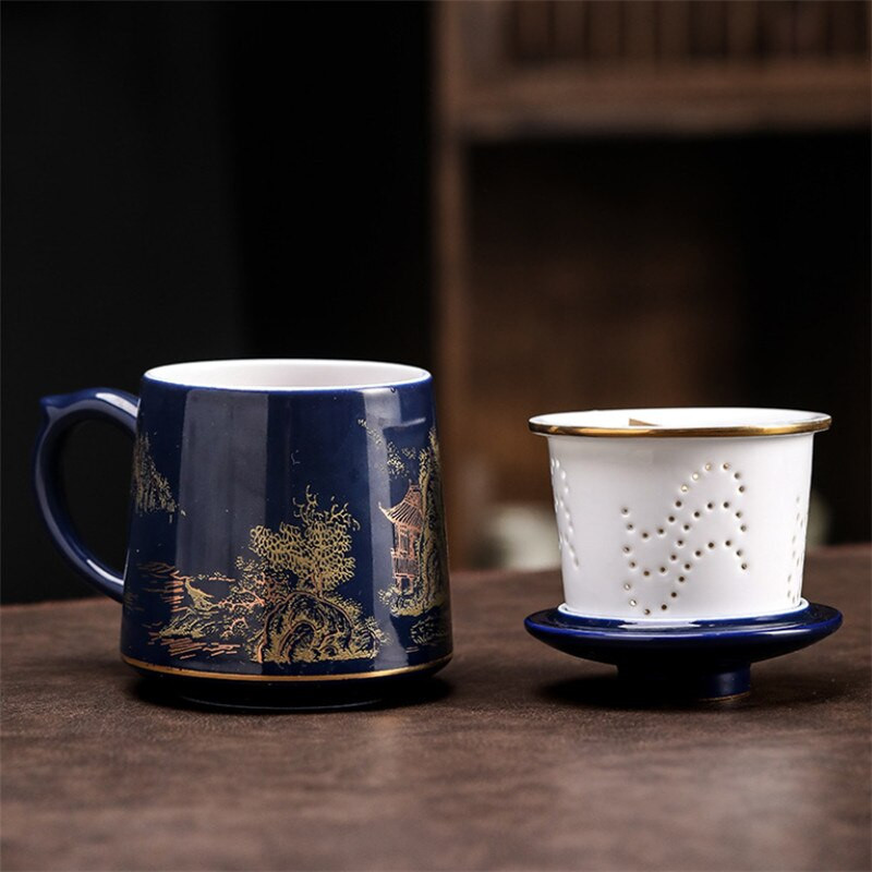 Modern, minimalista kerámia teáscsésze fedéllel és szűrőelválasztó csészével. Porcelán irodai ajándék