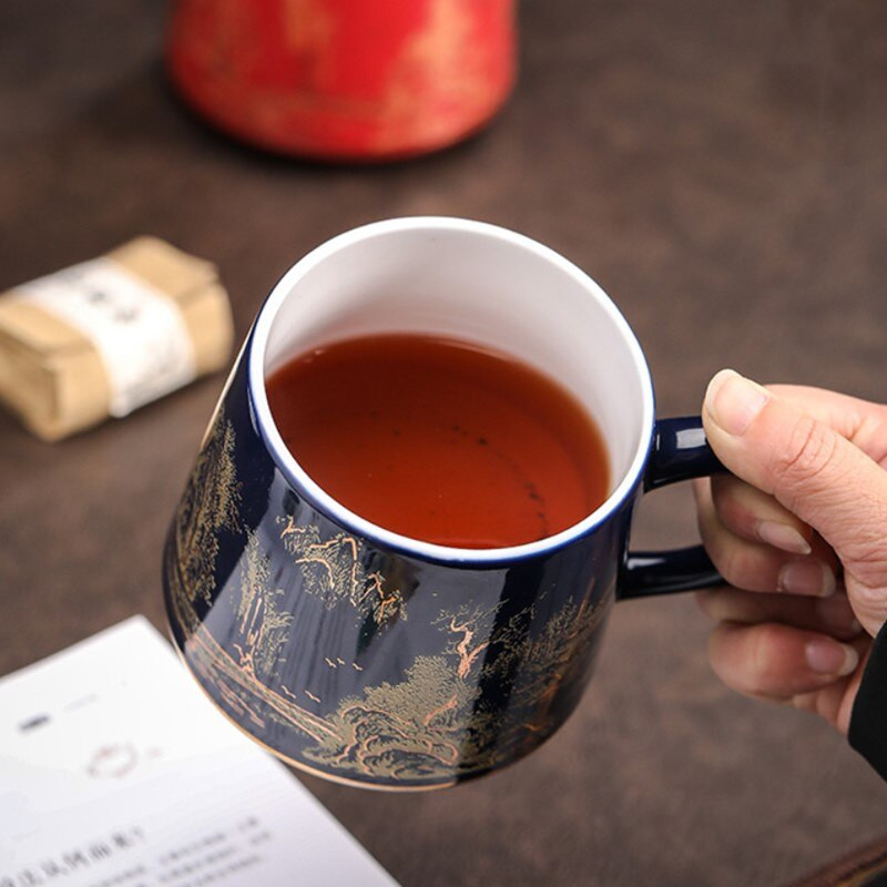 Modern, minimalista kerámia teáscsésze fedéllel és szűrőelválasztó csészével. Porcelán irodai ajándék